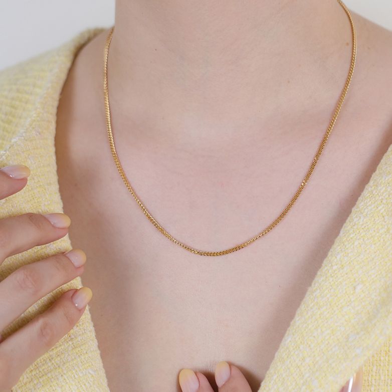 Curb chain in yellow gold...