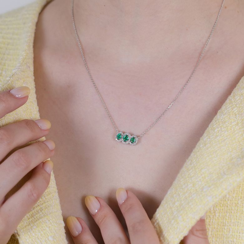 Necklace emeralds 0.40...