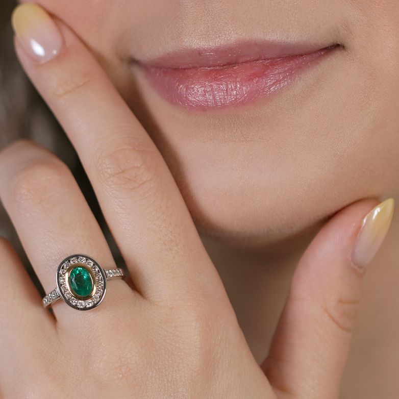 Ring emerald 0.78 carat and...