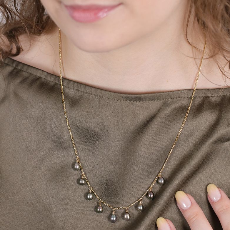 Yellow gold pearl necklace...