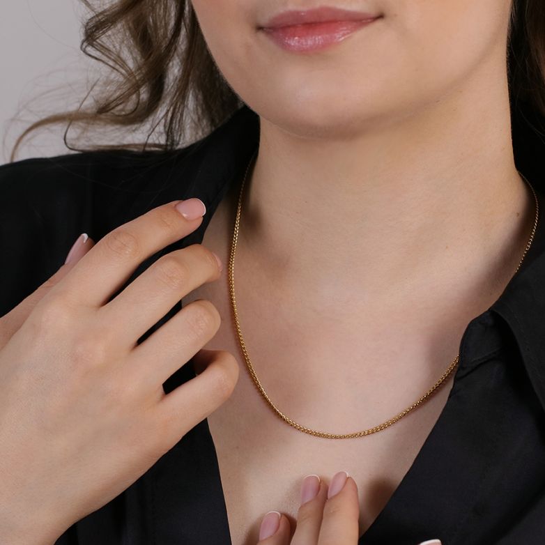 Curb chain in yellow gold...