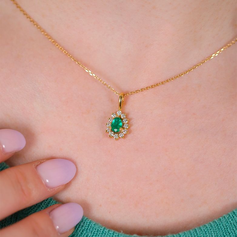 0.44-carat emerald and...