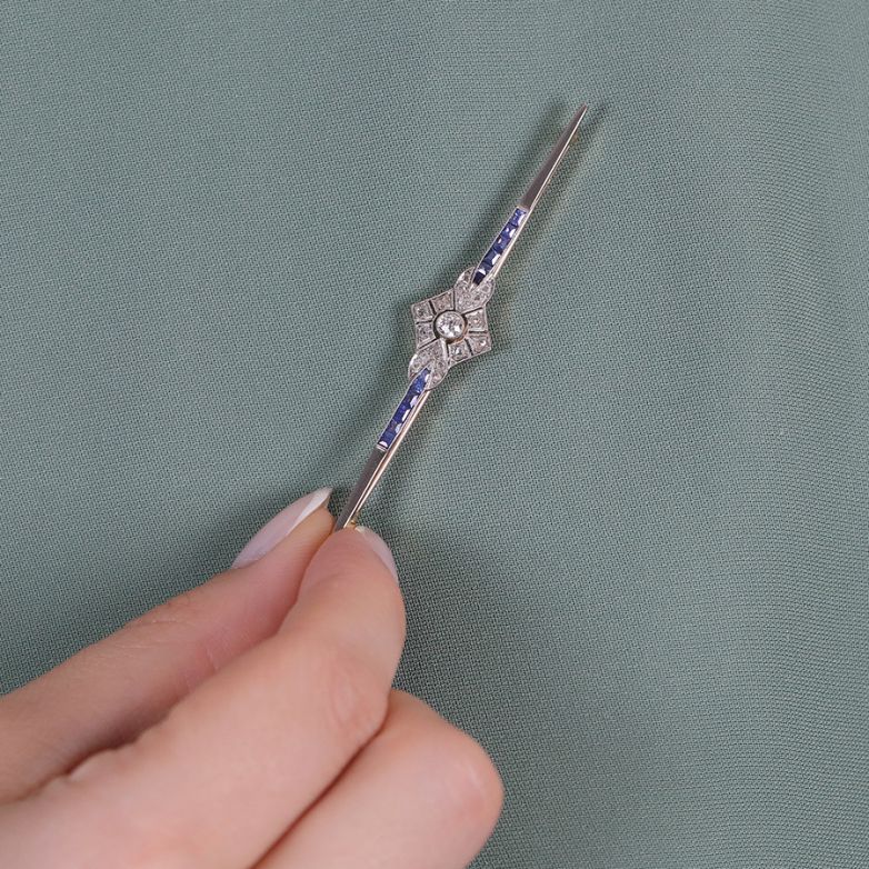 Brooch with 0.24 carats of...