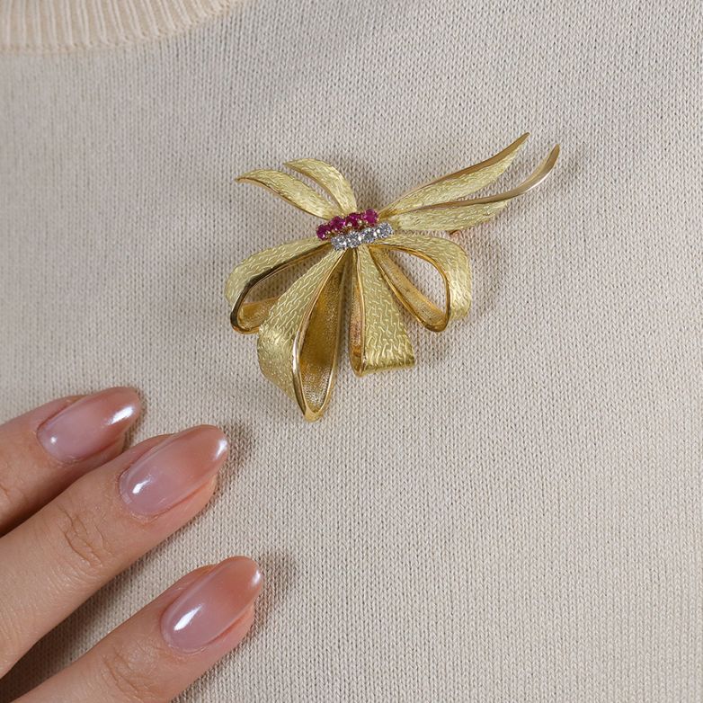 Ruby brooch 0.28 carats and...