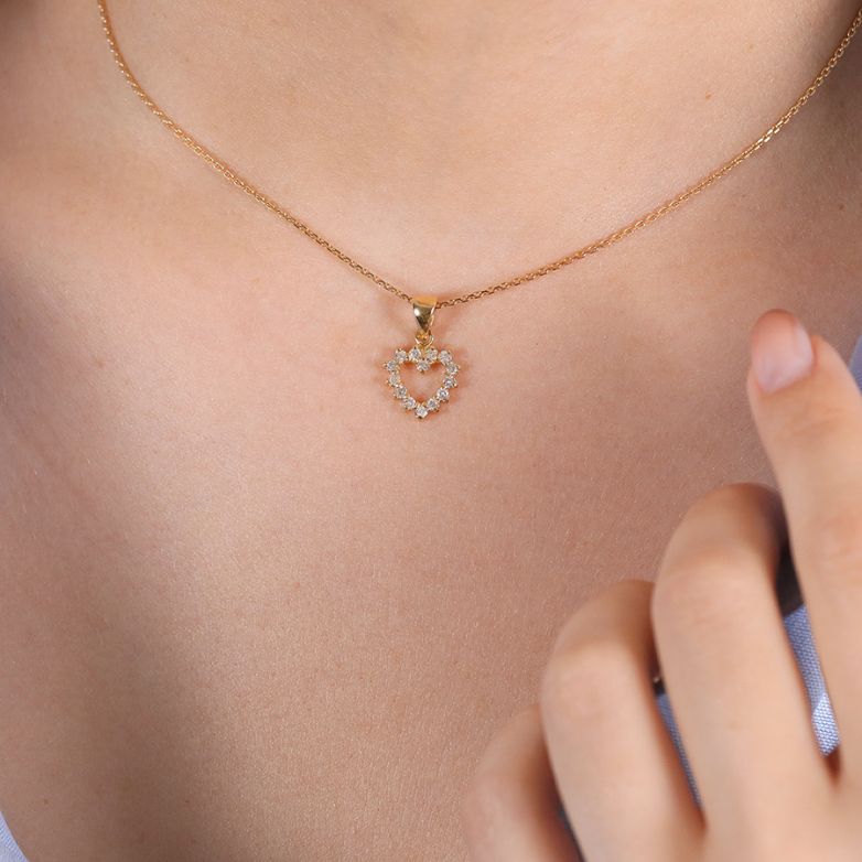 0.28-carat diamond pendant,...