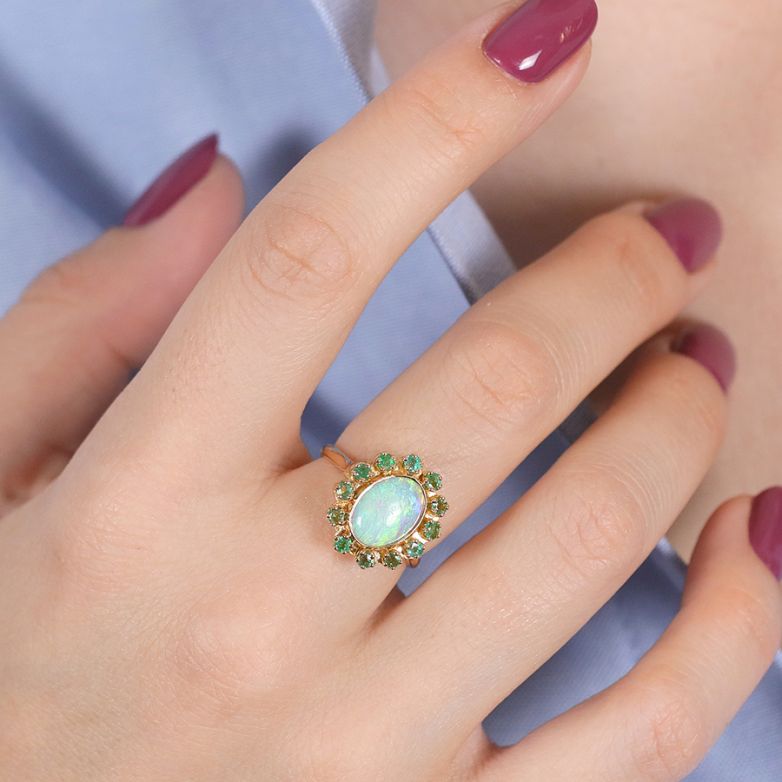 Ring with a 1.14-carat opal...