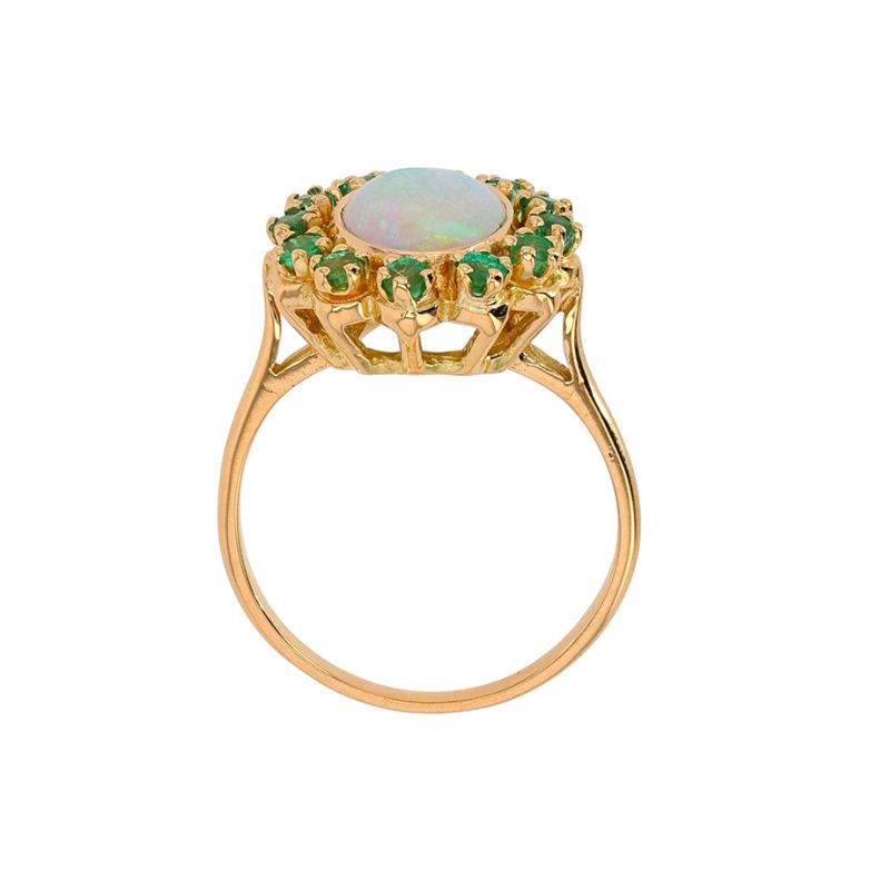 Ring with a 1.14-carat opal...