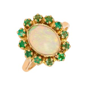 Ring with a 1.14-carat opal...