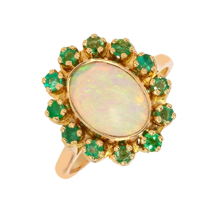 Ring with a 1.14-carat opal...