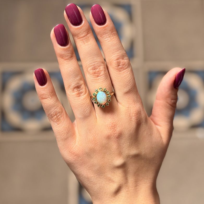 Ring with a 1.14-carat opal...
