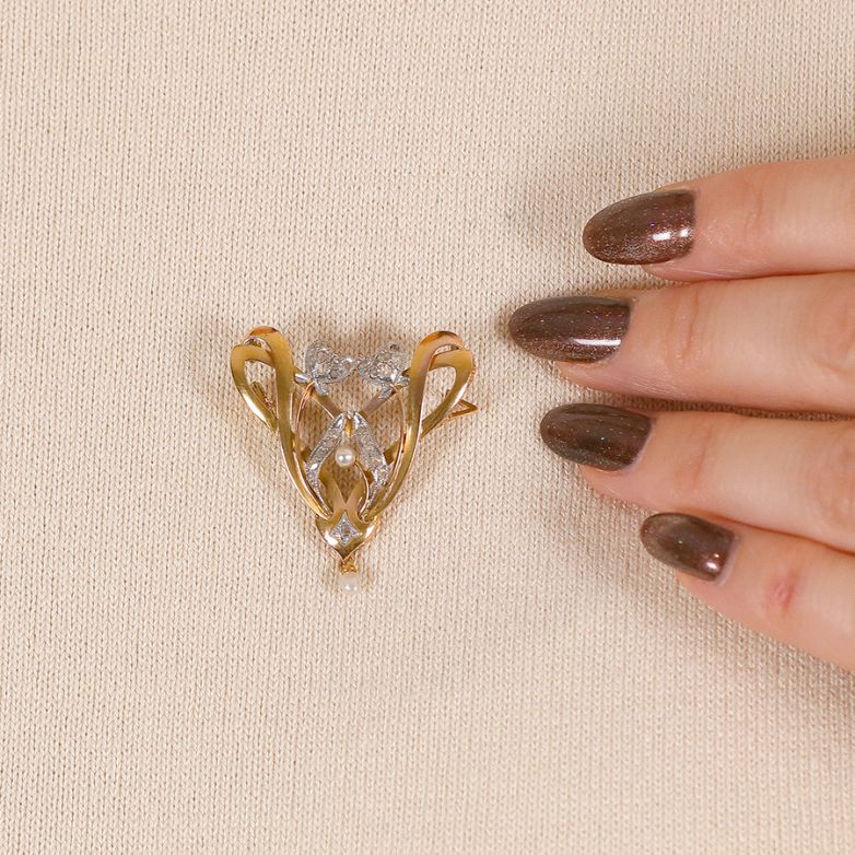 Antique brooch in two-tone...
