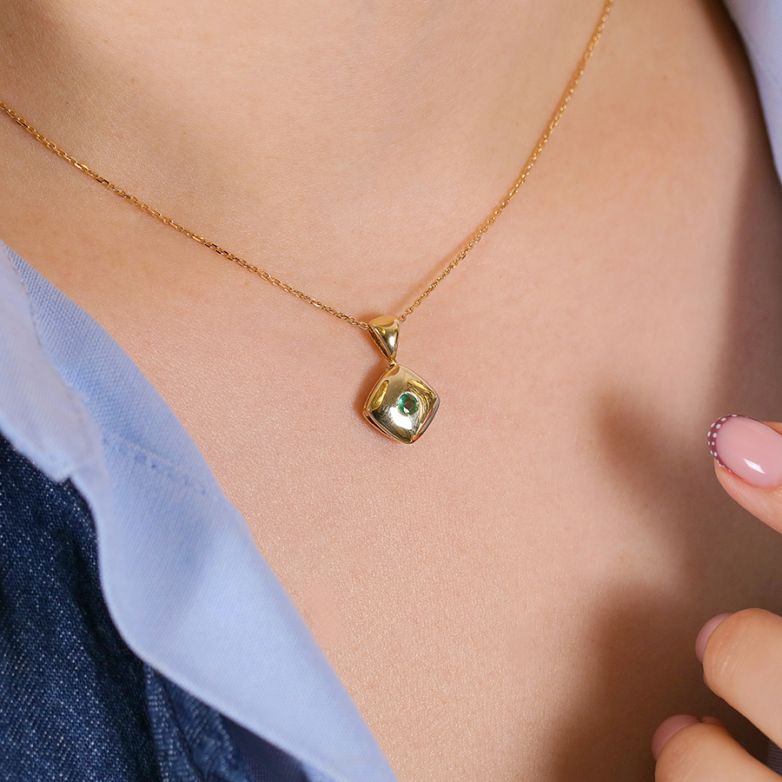 0.10-carat emerald pendant,...